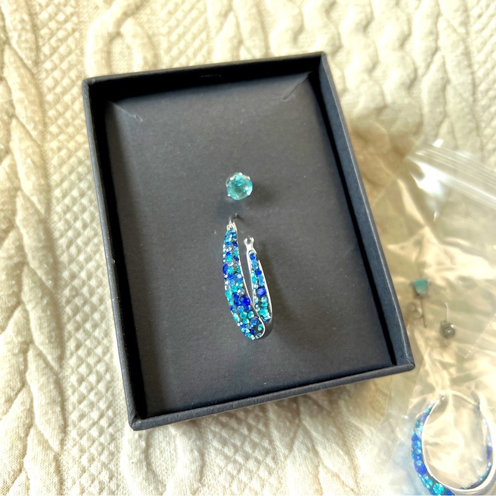Beautiful earrings pair! Blue and sparkly!
